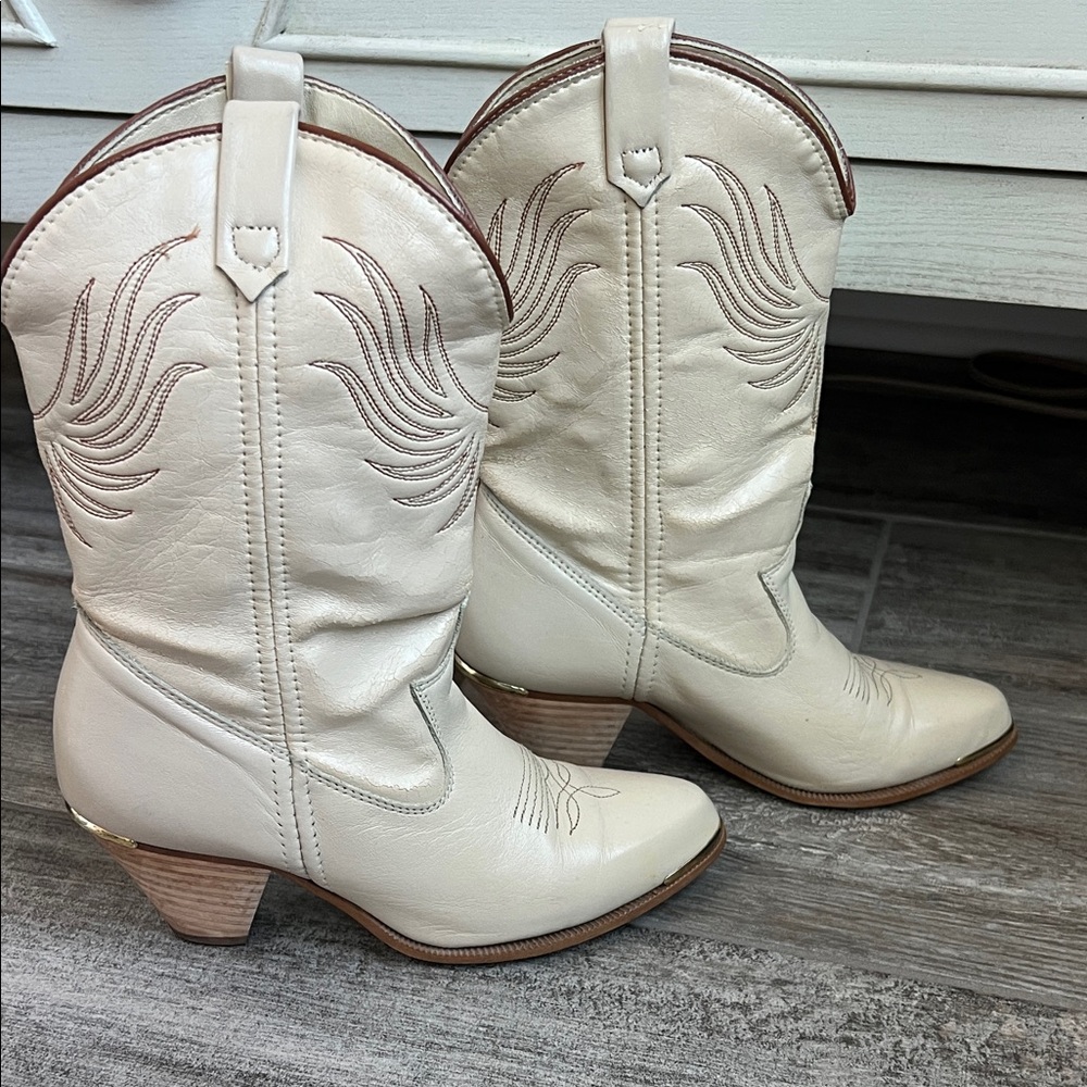 Dingo Cream Western Boots - Picture 2 of 9